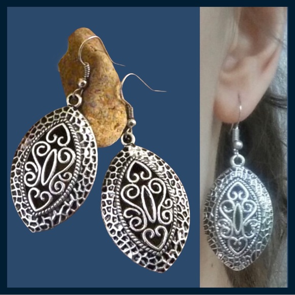 Vintage Hollow Oval Pendant Earrings - Picture 2 of 7